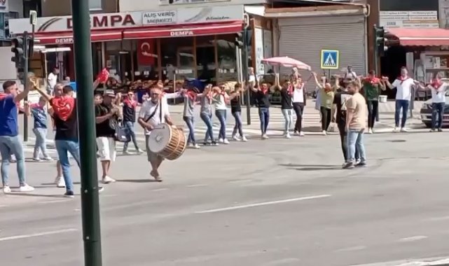 Asker eğlencesinde trafiği kesip halay çektiler