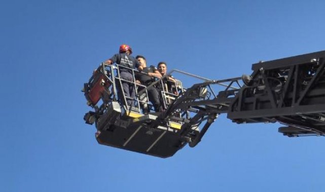 Avcılar'da balkondan eşyaları atan kadını ikna seferberliği
