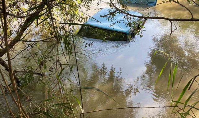 Aydın'da otomobil Menderes Nehri'ne düştü