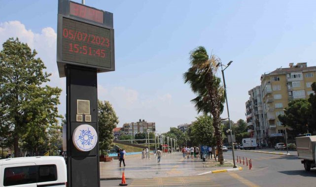 Aydın'da termometreler 38'i gösterdi, vatandaşlar gölgeye sığındı