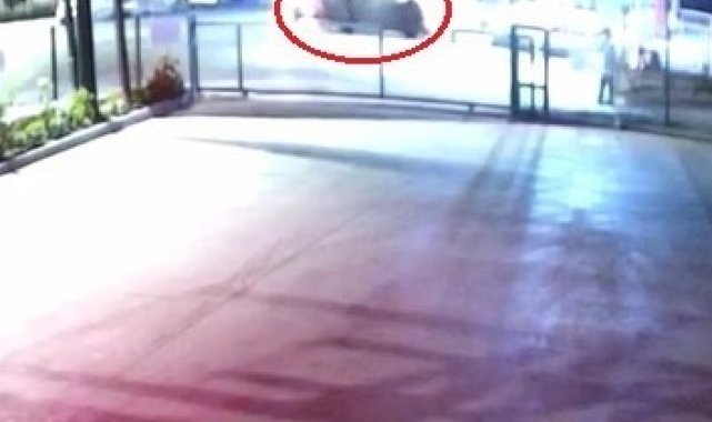 Aydınlatma direğine çarpan otomobil takla attı: O anlar kamerada