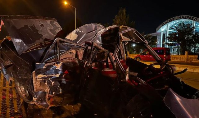 Aydınlatma direğine çarparak hurdaya dönen otomobil sürücüsü hafif yaralandı