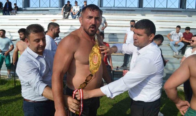 Bafra Bengü Güreşleri'nde Başpehlivan Fatih Kambur oldu