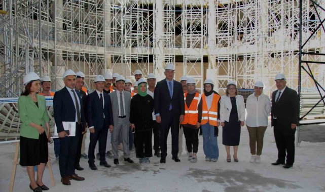 Bakan Ersoy'dan Şahinbey'in dev eserlerine tam not