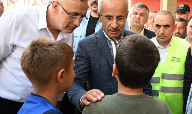 Bakan Uraloğlu, bisikletleri sele kapılan çocuklara yenilerini hediye etti