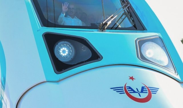 Bakan Uraloğlu, kokpitine geçtiği Milli Elektrikli Tren'i test etti