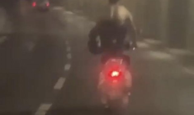 Bakırköy'de tişörtünü çıkarıp dans eden motosikletli kamerada