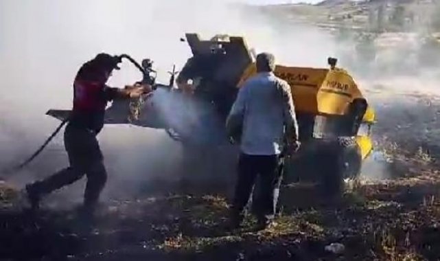 Balya makinesinde çıkan yangında, alevlerin sıçradığı arpa tarlası da yandı