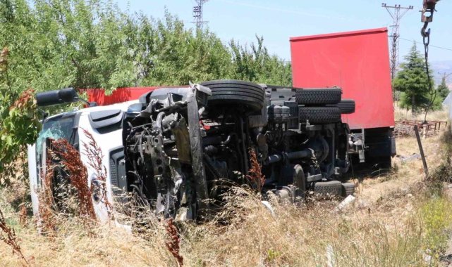 Barakaya çarpıp devrilen tırda 2 kişi yaralandı