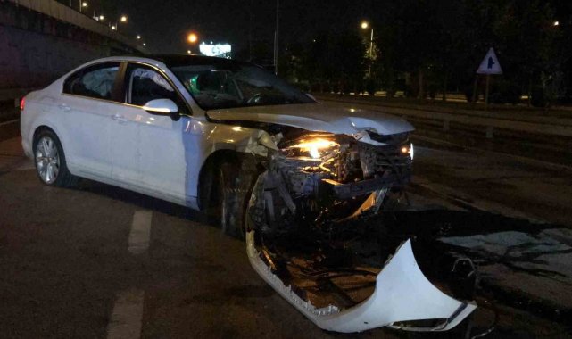 Bariyerlere çarpan otomobil yolun ortasında durabildi: 1 yaralı