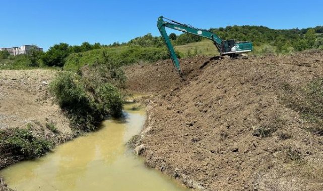 Bartın'da selde zarar gören sanayi sitesinin yanındaki derede ıslah çalışması