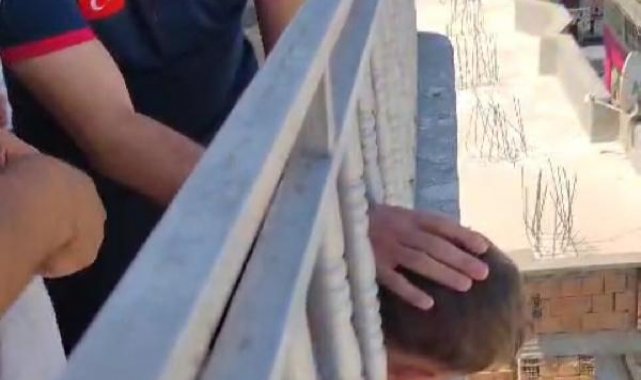 Başı balkon demirlerine sıkışan çocuğu itfaiye kurtardı
