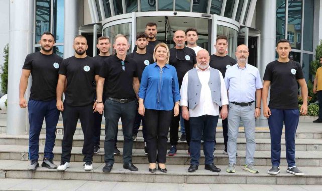 Başkan Hürriyet, İzmitli pehlivanları Kırkpınar'a uğurladı