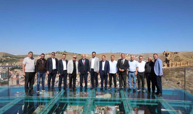 Başkan Pekmezci misafirlerini seyir terasında ağırladı
