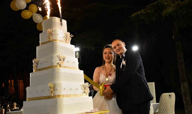 Başkan Sever, genç çiftin nikahını kıydı