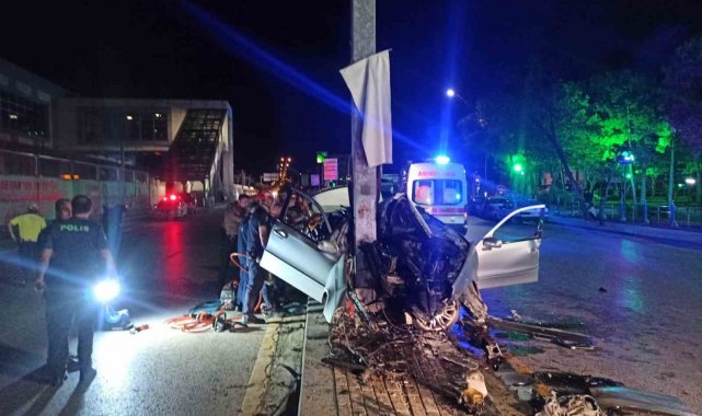 Başkentte direğe çarpan araç hurdaya döndü: 1 ölü