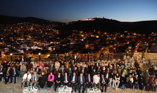 Bayburt Kalesi'nin tarihi atmosferinde Şair Zihni Şiir Gecesi