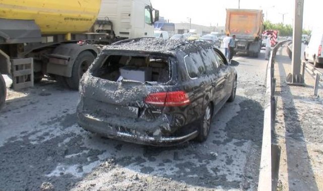 Bayrampaşa'da hafriyat kamyonundaki beton otomobilin üzerine döküldü
