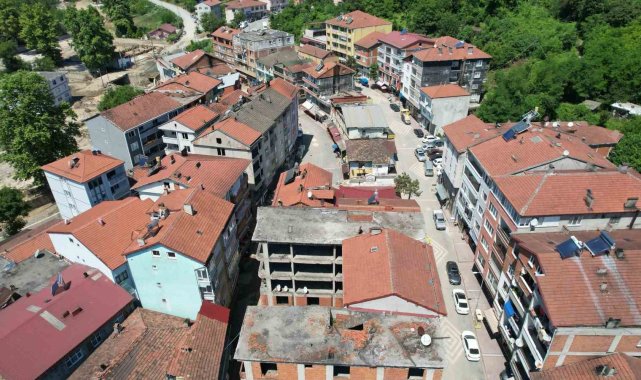 Beycuma'da AFAD gönüllülerinin yardımı ile selin izleri siliniyor