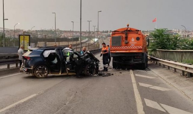 Beyoğlu Haliç Köprüsü'nde otomobil yol temizleme aracına çarptı: 2 yaralı