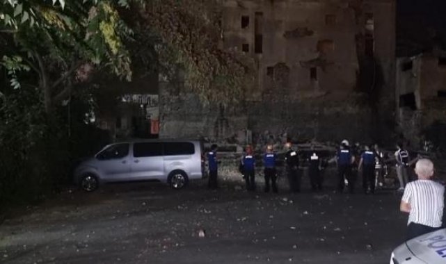 Beyoğlu'nda 3 katlı boş bina çöktü