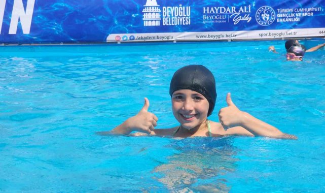 Beyoğlu'nda çocuklar portatif yüzme havuzlarında yazın tadını çıkarıyor