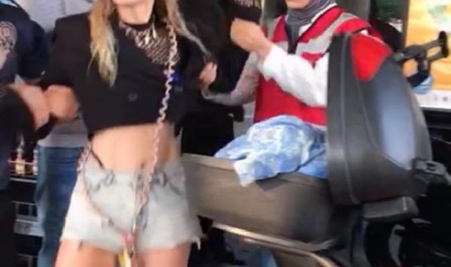 Beyoğlu'nda gözaltına alınınca polis merkezini birbirine kattı