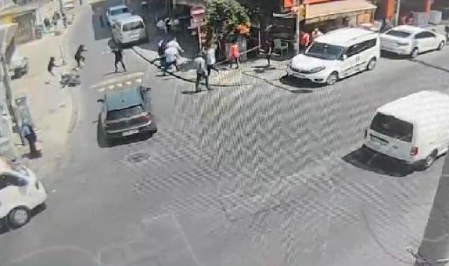 Beyoğlu'nda polis, motosiklet ile kaçan gaspçıların üzerine atlayarak yakaladı; o anlar kamerada