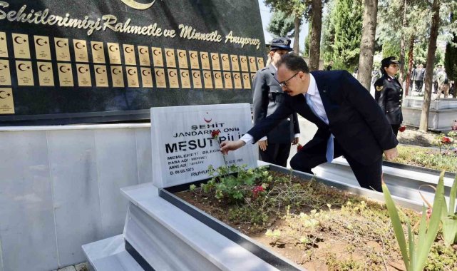 Bilecik'te 15 Temmuz Demokrasi ve Milli Birlik Günü programları çerçevesinde şehitlik ziyaret edildi