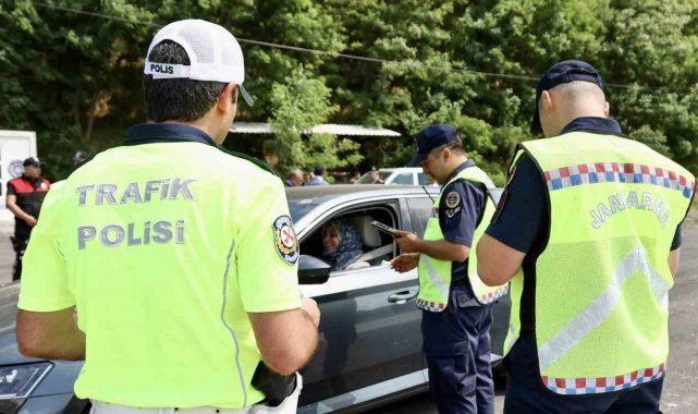 Bilecik'te bayram boyunca 940 personelin görev yaptığı 272 ekip, 10 radar ve 6 dron ile trafik denetimleri yapıldı