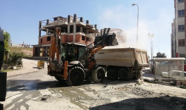 Bilecik'te yaşanan feci kaza sonrası İl Özel İdaresi ekipleri temizlik çalışması yaptı