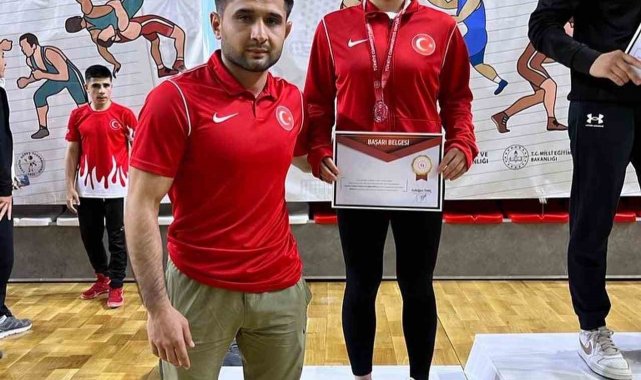 Bilecikli güreşçiden ikincilik madalyası