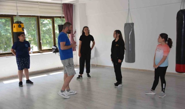 Boks meraklıları Bozüyük Belediyesi yaz spor okulunda buluştu