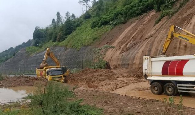 Bolu Dağı Tüneli çıkışında kayan toprağı kaldırma çalışmaları başladı