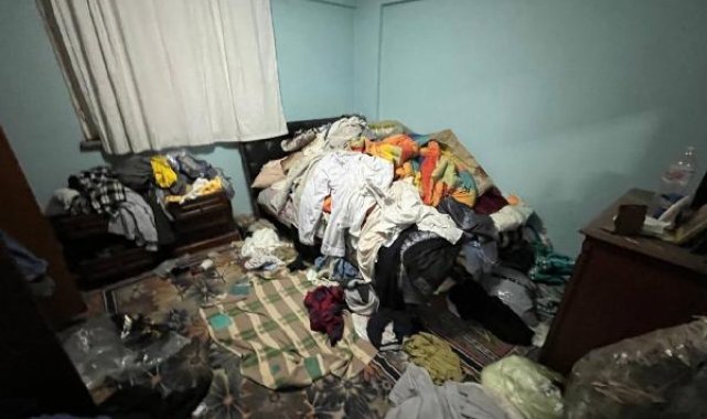 Bursa'da, 3 katlı binadan 4 kamyon çöp çıkarıldı