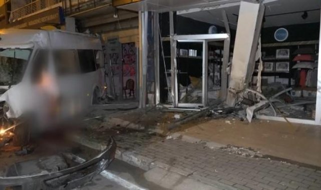 Bursa'da minibüs, önce metro istasyonunun duvarına, ardından 3 iş yerinin vitrinine çarptı: 1 ölü, 4 yaralı