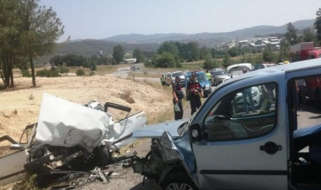 Bursa'da otomobil ile hafif ticari araç çarpıştı: 1 ölü, 2 yaralı