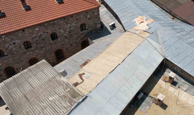 Bursa'da tarihi çarşının çatısındaki kurşunları çaldılar