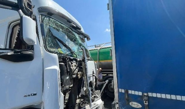 Bursa'da TIR, kırmızı ışıkta bekleyen 2 araca çaptı: 5 yaralı