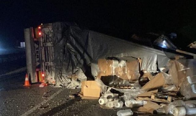 Bursa'da virajı alamayan iplik yüklü TIR devrildi; 1 yaralı