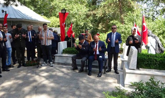 Bursa'daki şehitliklerde duygusal anma