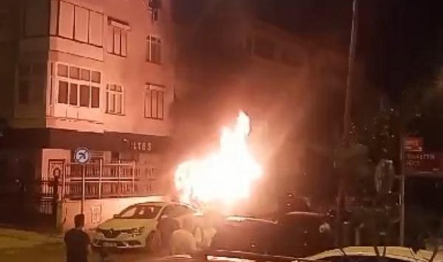 Büyükçekmece'de minibüs ile evde çıkan yangında havai fişek iddiası