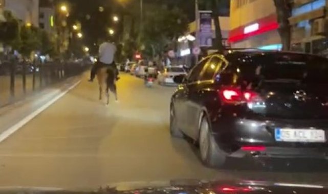 Caddede atıyla dörtnala
