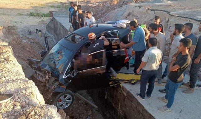 Çalışma yapılan kapalı yola giren otomobil çukura düştü: 1 ölü, 4 yaralı
