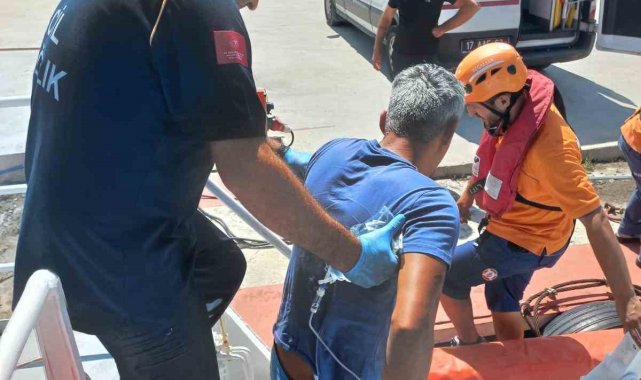 Çanakkale Boğazı'nda balıkçı teknesinde rahatsızlanan personel Kıyı Emniyeti ekiplerince tahliye edildi