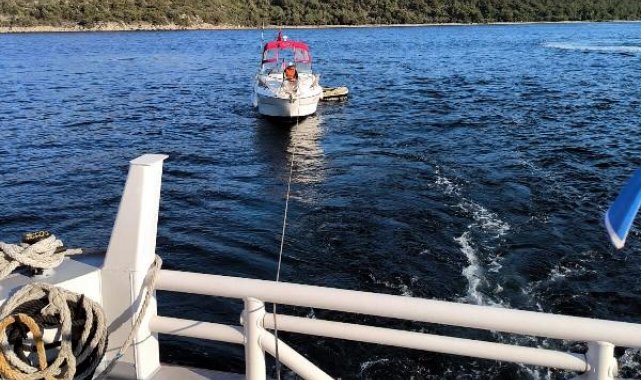 Çanakkale Boğazı'nda makine arızası nedeniyle sürüklenen tekne kurtarıldı