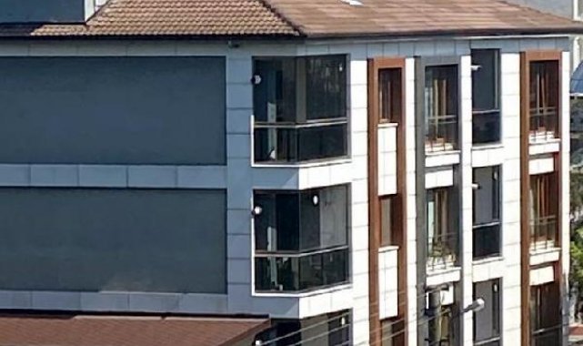 Çatıda çıplak halde güneşlendi, polis sirenini duyunca kaçtı