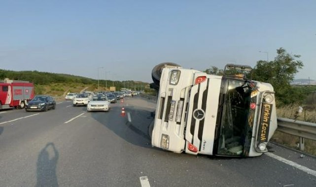 Çekmeköy'de hafriyat kamyonu devrildi