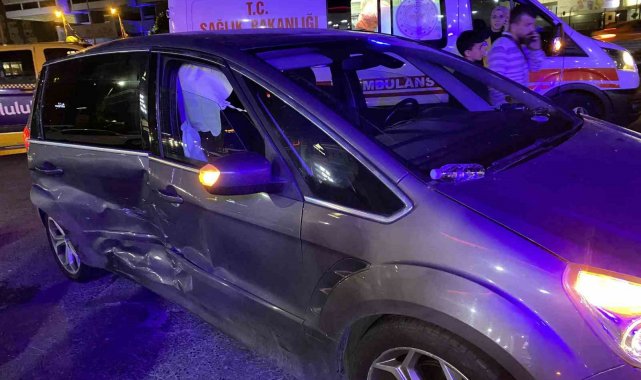 Cevizlibağ E5'te 2 araç çarpıştı: 4 yaralı