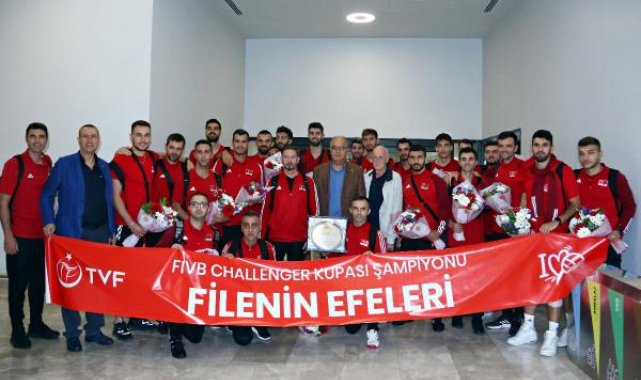 Challenger Kupası şampiyonu Filenin Efeleri, yurda döndü